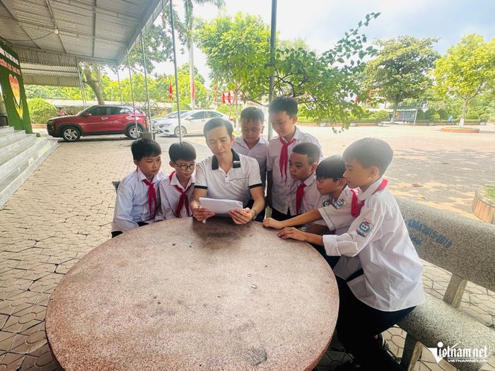 Thầy Bình và các học trò sau tiết học. Ảnh: Sỹ Thông