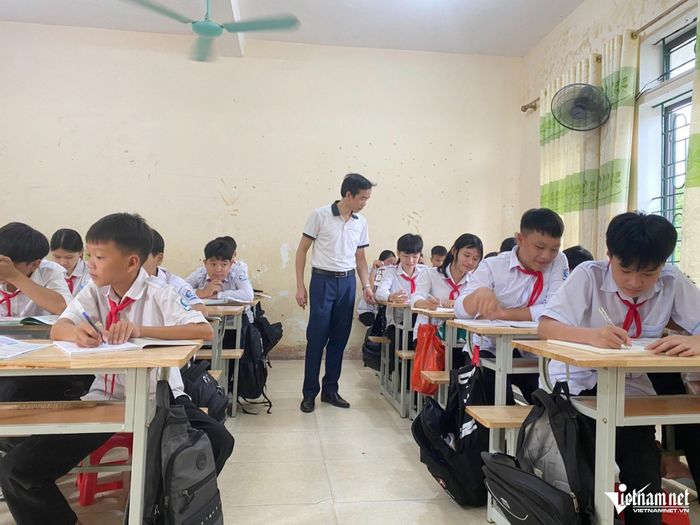 Thầy Bình trở lại với công việc giảng dạy. Ảnh: Sỹ Thông