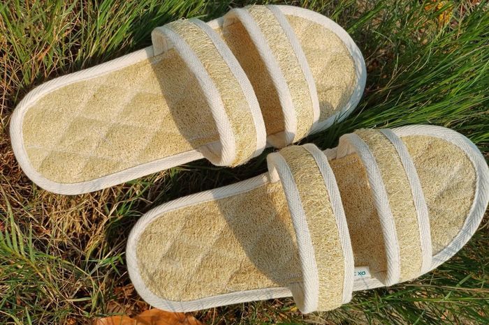 Hơn 20 dòng sản phẩm được vợ chồng anh Vũ làm từ xơ mướp, chia thành 4 nhóm: sản phẩm nhà bếp, nhà tắm, thời trang và trang trí nhà cửa.