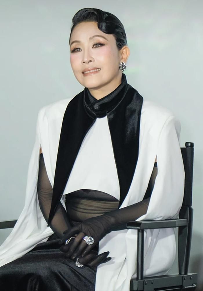 Nghệ sĩ sống khép kín, hướng nội nên ít mối quan hệ showbiz. 