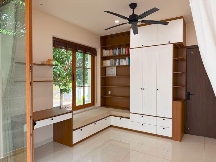 Ngôi nhà mới rộng khoảng 200m2, được phân chia thành 3 phòng ngủ. Trong đó có 1 phòng ngủ được thiết kế khép kín