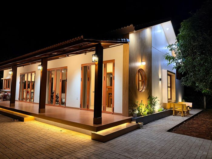 Hơn 200 bóng đèn vàng được lắp quanh nhà, tạo cảm giác ấm cúng