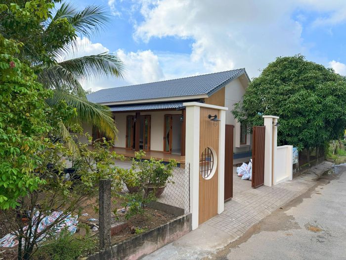 Toàn bộ công trình được khai thác tối đa những góc nhìn tự nhiên, từ khu vườn dừa phía trước, dòng sông phía sau cho đến những khoảng xanh bao quanh các phòng ngủ