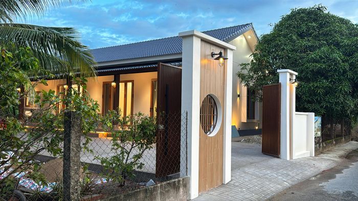 Căn nhà tuy không thiết kế cao tầng nhưng vẫn nổi bật giữa vùng quê nhờ thiết kế vừa hiện đại, vừa truyền thống