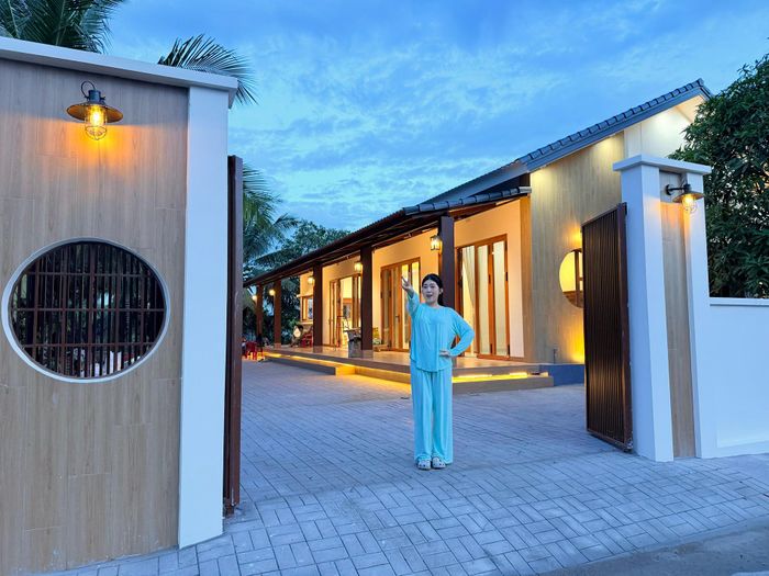 Ngôi nhà hoàn thiện sau gần nửa năm thi công. Ngân hào hứng chụp hình trước không gian sống mới của gia đình
