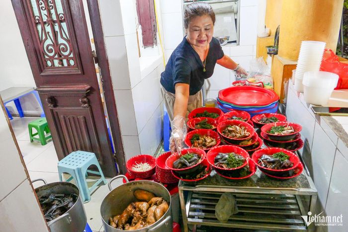 Bà Thùy Liên, mở quán mì gà tần đã 34 năm