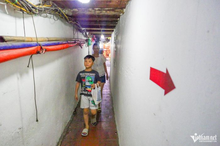 Để vào quán gà tần, thực khách phải đi qua con ngách hẹp