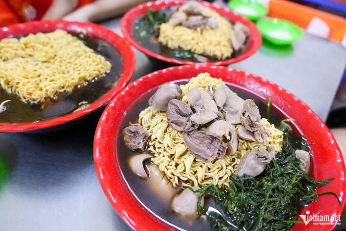 Quán đông nhất vào khoảng 19-21h. Ngoài gà tần, thực đơn còn có các món tần như tim, cật, trứng non, óc...