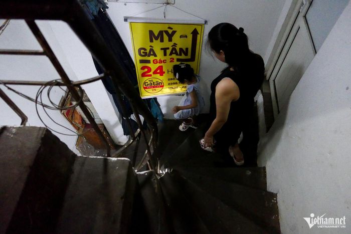 Cầu thang nhỏ hẹp để lên xuống quán gà tần bà Liên