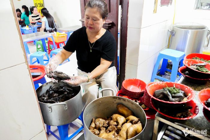 Gà phải được rửa 3 lần nước, trong đó có nước pha quất và muối để làm sạch và khử mùi tanh