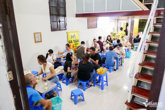 Căn phòng trong ngôi nhà trăm năm của gia đình được cải tạo sáng sủa, sạch sẽ, phục vụ việc kinh doanh