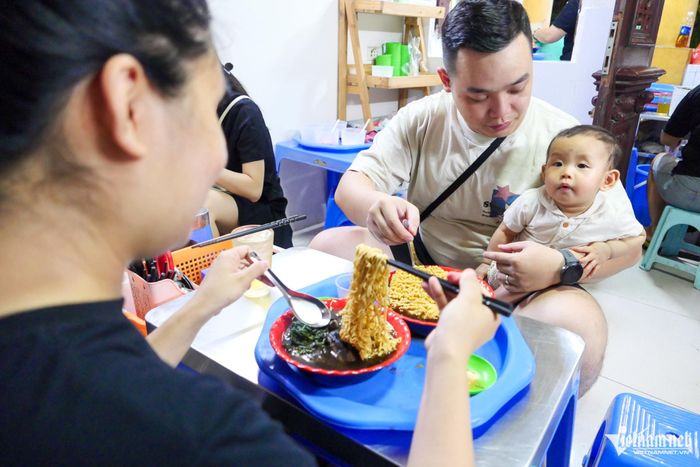 Gia đình anh Phúc đi 7km tới thưởng thức mì gà tần