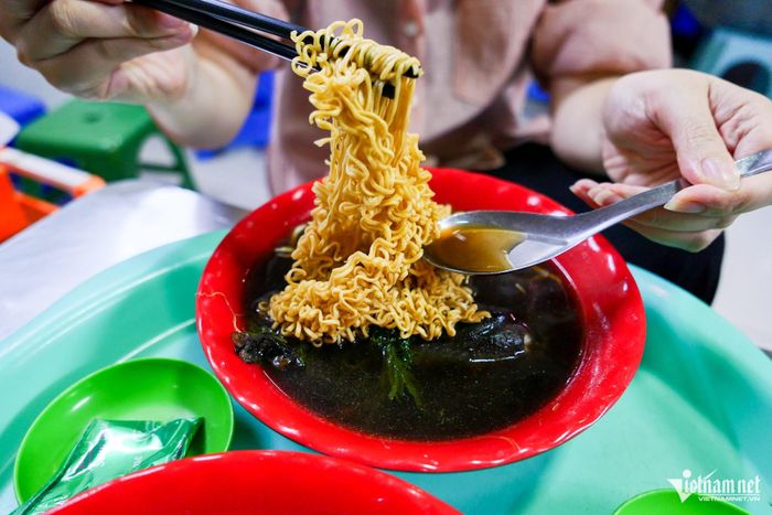 Thoạt nhìn, món mì gà tần có hình thức không bắt mắt vì nước dùng đen sẫm. Nhiều người cũng e ngại vị đắng của lá ngải hay thuốc Bắc