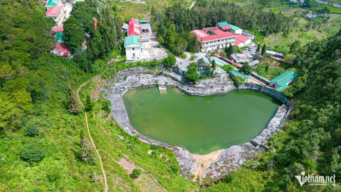 Trước khi sát nhập, tỉnh Hà Giang cũ có 57/121 hồ treo không còn nước. Trong ảnh: Một hồ treo tại xã Mèo Vạc với mực nước thấp.  Ảnh: Vũ Mừng