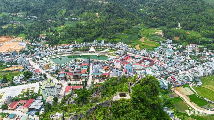 Du lịch phát triển kéo theo nhu cầu lớn hơn về hạ tầng, điều kiện sinh hoạt, trong đó là nguồn nước sinh hoạt tại xã Đồng Văn. Ảnh: Vũ Mừng