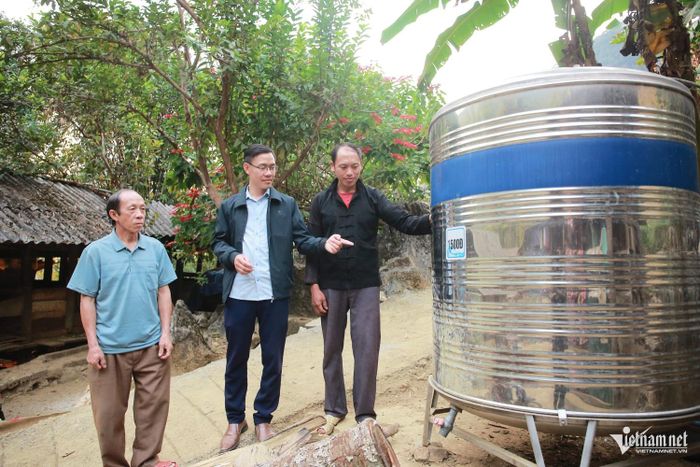 Từ nguồn vốn của các Chương trình mục tiêu quốc gia giai đoạn 2021-2025, hàng trăm hộ gia đình ở xã Cán Tỷ được hỗ trợ bồn chứa nước hợp vệ sinh. Ảnh: Vũ Mừng