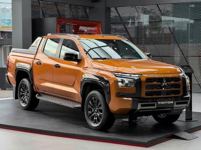 Triton 4WD AT Premium là phiên bản dẫn động 4 bánh được bổ sung cho dòng bán tải Nhật Bản với giá 782 triệu đồng. Ảnh: MMV