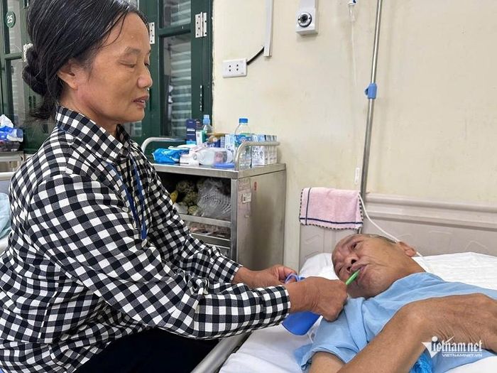 Trong thời gian chăm sóc ông Mệnh ở viện, bà Thắng phải nhờ anh em, họ hàng ở nhà chăm sóc 2 con Cường và Mai