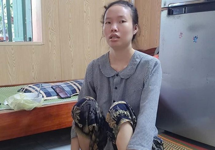 Con gái út của ông Mệnh, chị Đỗ Thị Mai mắc chứng bệnh teo cơ, nặng hơn người anh trai