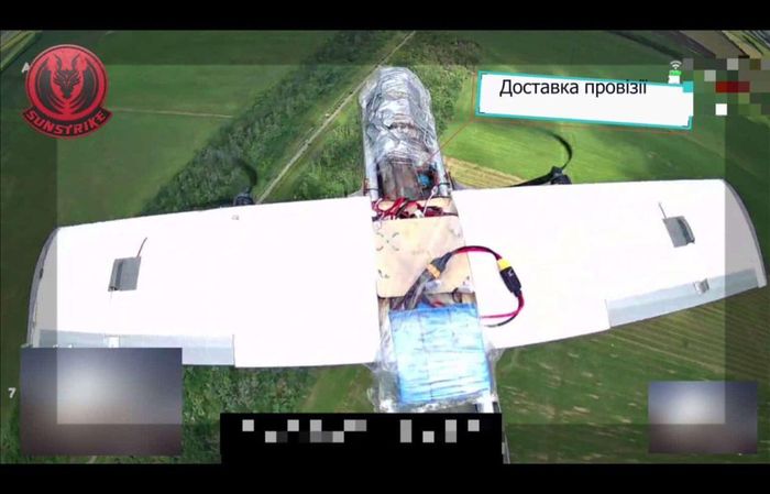 UAV Molniya của Nga mang theo nhu yếu phẩm được gắn cố định. Ảnh chụp từ video: Sunstrike/militarnyi.com