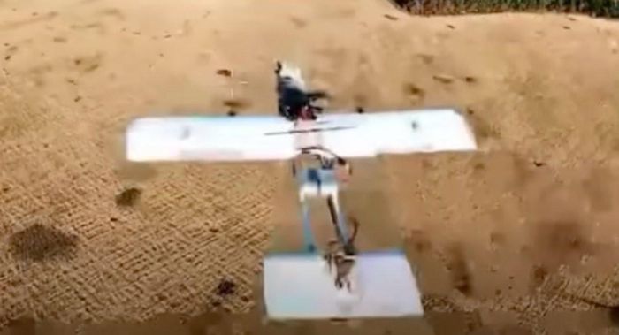 UAV Molniya của Nga mang theo một khẩu súng trường. Ảnh chụp màn hình từ video/en.defence-ua.com