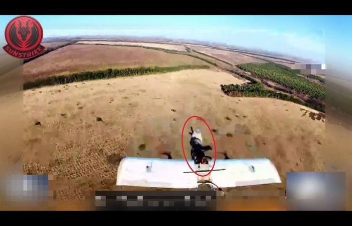 UAV Molniya của Nga mang theo một khẩu súng trường tự động được gắn cố định. Ảnh chụp từ video: Sunstrike/militarnyi.com
