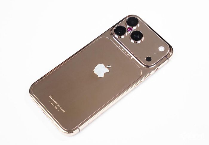 Để cho ra được sản phẩm này, đội ngũ nghệ nhân phải mất 9 ngày, đáng chú ý thay vì giữ nguyên nẹp khung nhôm dễ tổn hại, đội ngũ nhà chế tác đã tiến hành thay thế toàn bộ các chi tiết ngoại quan chịu lực bằng những vật liệu kim loại cao cấp như thép không gỉ hay Titanium, nhằm tối ưu độ bền cơ học và mang lại cảm giác cầm nắm chắc chắn, đầm tay nhất cho người sử dụng.