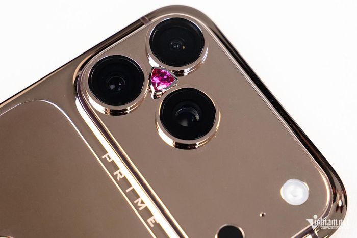 Điểm nhấn của chiếc iPhone này là viên đá ruby được đính giữa bộ 3 camera. Qua bàn tay gọt dũa của những thợ mài đá quý giàu kinh nghiệm, viên đá quý được mài cắt khéo léo theo chuẩn Trillion-Cut thành hình dạng tam giác đều có độ dài cạnh 6.3mm và đạt trọng lượng hoàn thiện 0.79 CT.