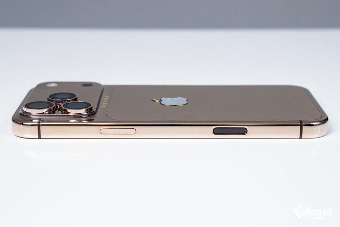 Ngoại trừ phím Camera Control giữ nguyên kết cấu cảm ứng nguyên bản của Apple, toàn bộ hệ thống phím bấm vật lý còn lại đều đã được gia công lại bằng thép không gỉ cứng cáp thay cho hợp kim nhôm.