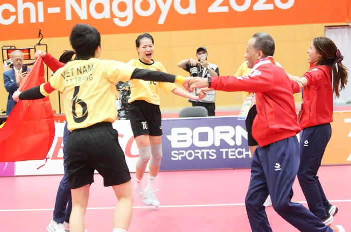 Niềm vui vỡ òa của các cô gái cùng Ban huấn luyện tuyển cầu mây Việt Nam.