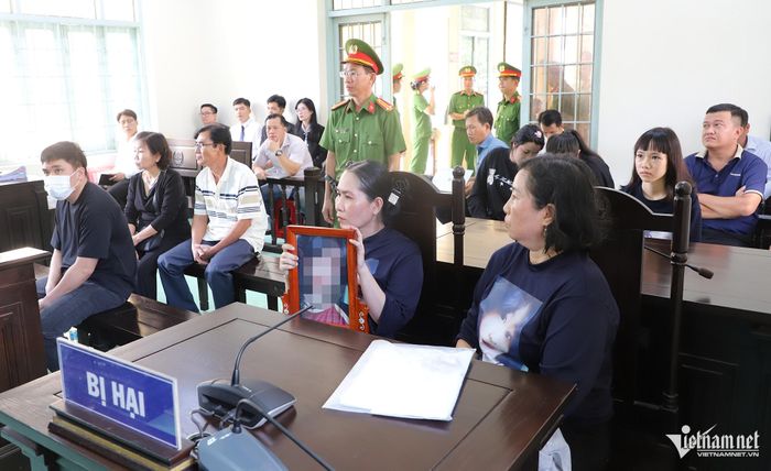 Gia đình bị hại tại tòa.