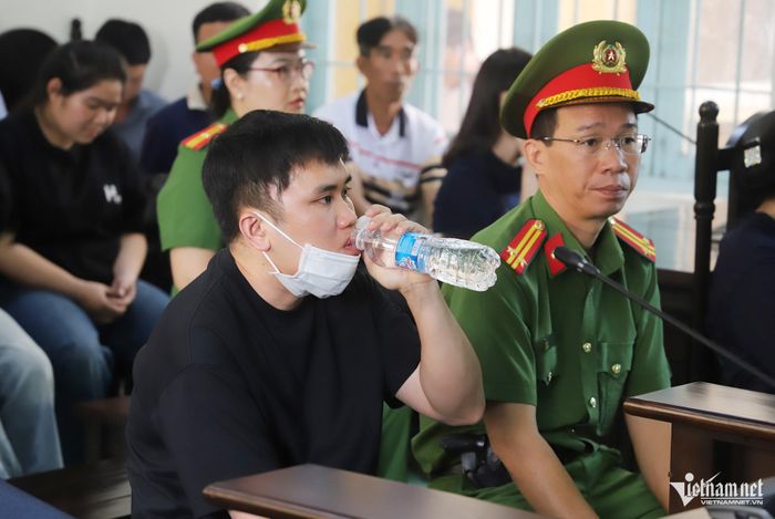 Bị cáo Nguyễn Văn Bảo Trung trong lúc chờ đến giờ phiên tòa xét xử.