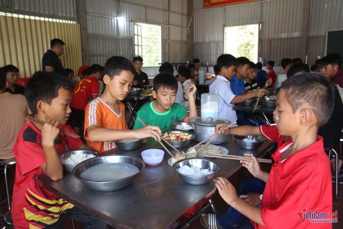 Chất lượng bữa ăn bán trú được bảo đảm góp phần nâng cao sức khỏe, thể trạng cho học sinh vùng cao. Ảnh: Trọng Bảo