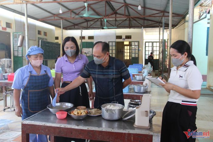 Kiểm tra chất lượng bữa ăn bán trú. Ảnh: Trọng Bảo