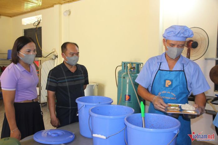 Việc kiểm tra, giám sát quá trình chế biến thực phẩm được Trường PTDTBT Tiểu học và THCS Cốc Mỳ thực hiện thường xuyên. Ảnh: Trọng Bảo