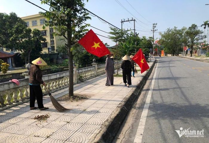 Các tăng ni, phật tử chùa Pháp Âm tham gia vệ sinh môi trường