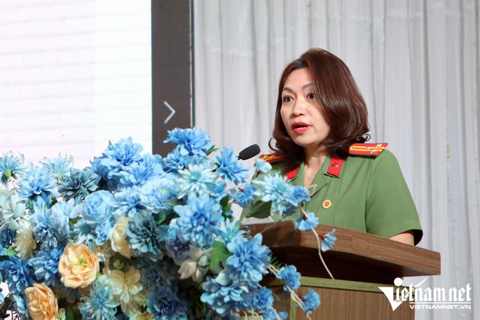 Thượng tá Nguyễn Thu Huyền, đại diện Cục Đối ngoại (Bộ Công an) phát biểu tại hội nghị