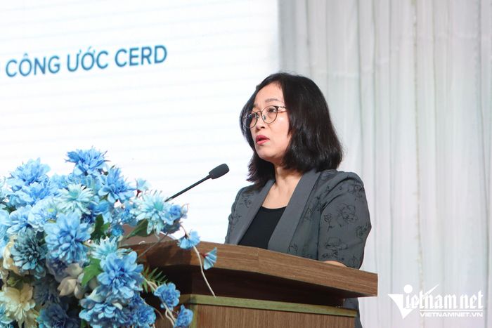 Trưởng phòng Tổng hợp, Ban Tôn giáo Chính phủ Trần Thị Minh Thu báo cáo tham luận tại hội nghị