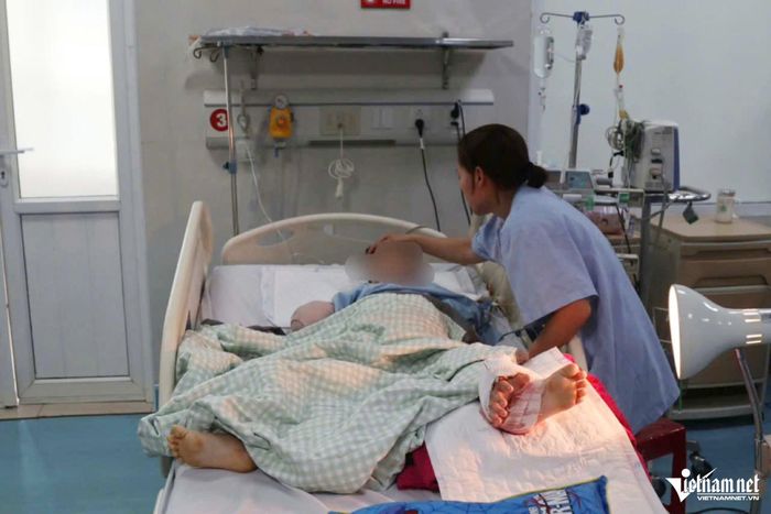 Bàn tay đứt rời của bé trai được các bác sĩ nối tạm vào cẳng chân để nuôi dưỡng.