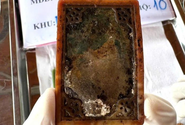 Khung ảnh được phát hiện trong mộ liệt sĩ tại Cà Mau. Ảnh: Bộ Chỉ huy Quân sự Cà Mau