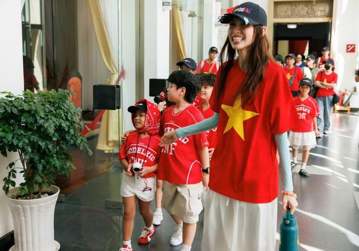 Huấn luyện viên TyhD đưa các thí sinh tham quan và trải nghiệm tại Dinh Độc Lập.