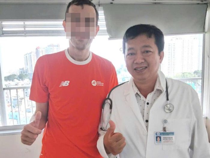 Bệnh nhân chụp chung với bác sĩ Bệnh viện Chợ Rẫy. Ảnh: BVCC.