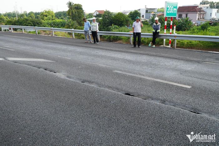 Vị trí xuất hiện sụt lún, hố hàm ếch trên cao tốc Biên Hòa - Vũng Tàu. Ảnh: Hoàng Anh