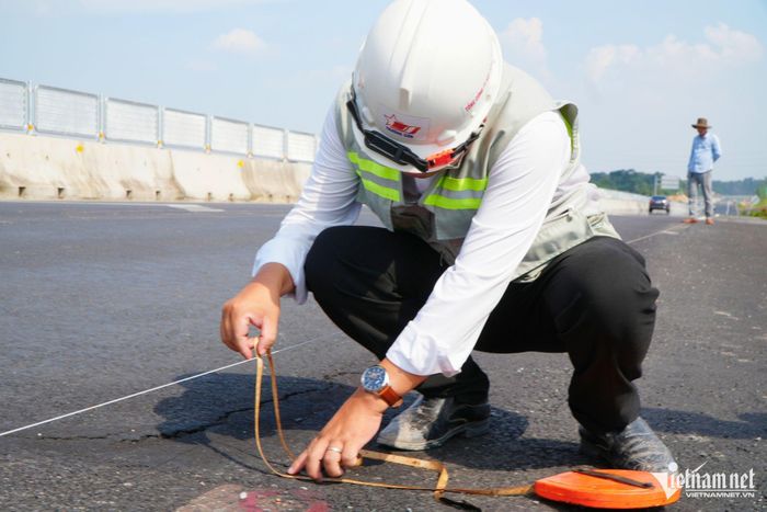 Đơn vị thi công kiểm tra hiện trường và đo cao độ không bằng phẳng trên cao tốc. Ảnh: Hoàng Anh