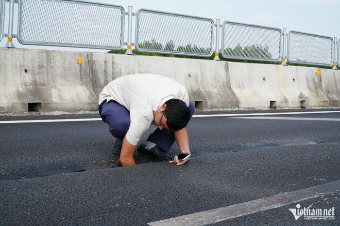 Có hố "hàm ếch" khoảng một cánh tay. Ảnh: Hoàng Anh