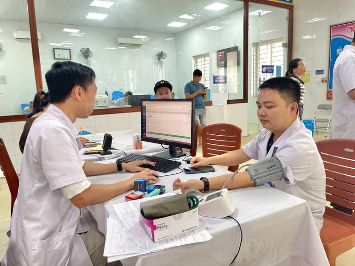 Các bác sĩ Bệnh viện Chấn thương Chỉnh hình Nghệ An tham gia hiến máu cứu cháu bé. Ảnh: BVCC