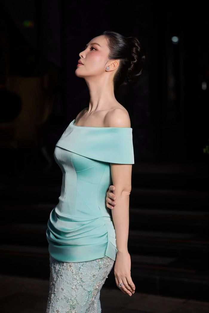 Á hậu Thụy Vân khoe vóc dáng. 