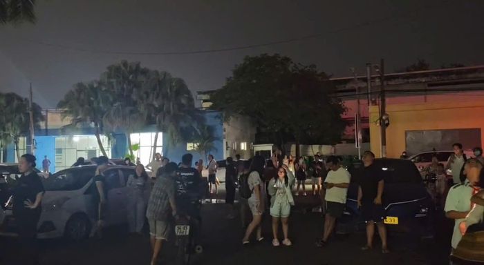Cư dân chung cư Conic Boulevard sơ tán xuống đất sau khi phát hiện cháy căn hộ tầng 11. Ảnh: HC