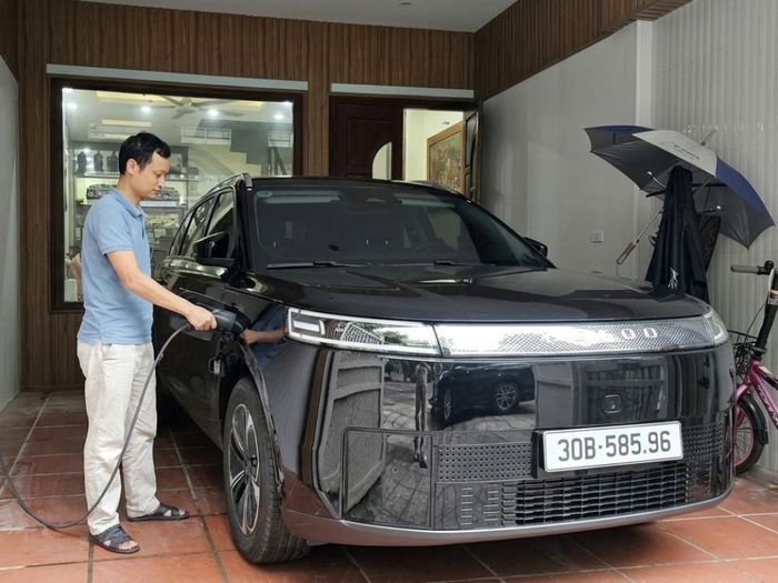 Việc sạc chiếc xe ở nhà hay trạm sạc nhanh đều khá tiện lợi.