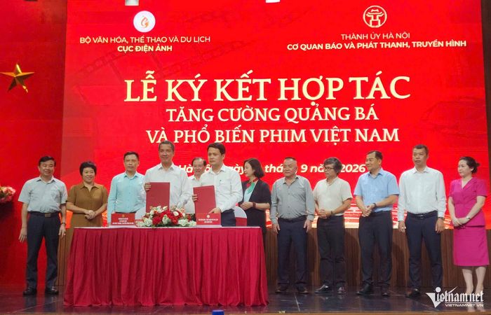 Đại diện Cơ quan Báo và Phát thanh, Truyền hình Hà Nội và Cục Điện ảnh cùng nhau ký kết hợp tác.